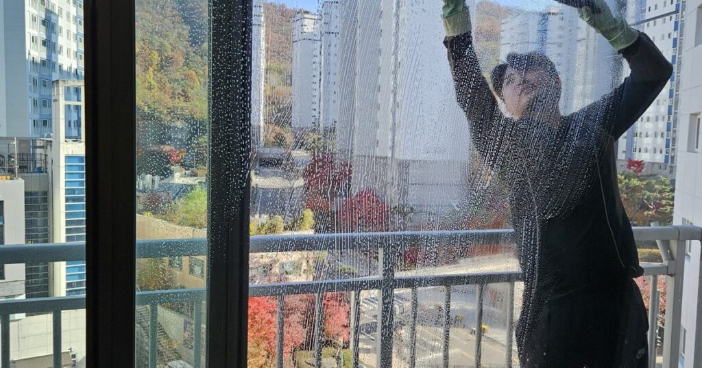 황사 특수청소, 셀프로 안 되는 이유와 전문 청소 현장 이야기 - 황사 후 창틀·블라인드 오염 실제 현장 직접촬영